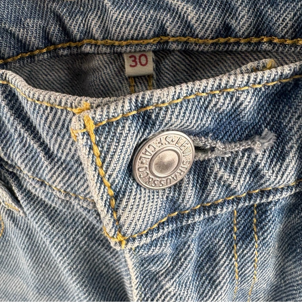 Levi's Blue Jean Mini Skirt Casual Raw Hem A-Line Size 30 Light / Medium Wash - Picture 6 of 12